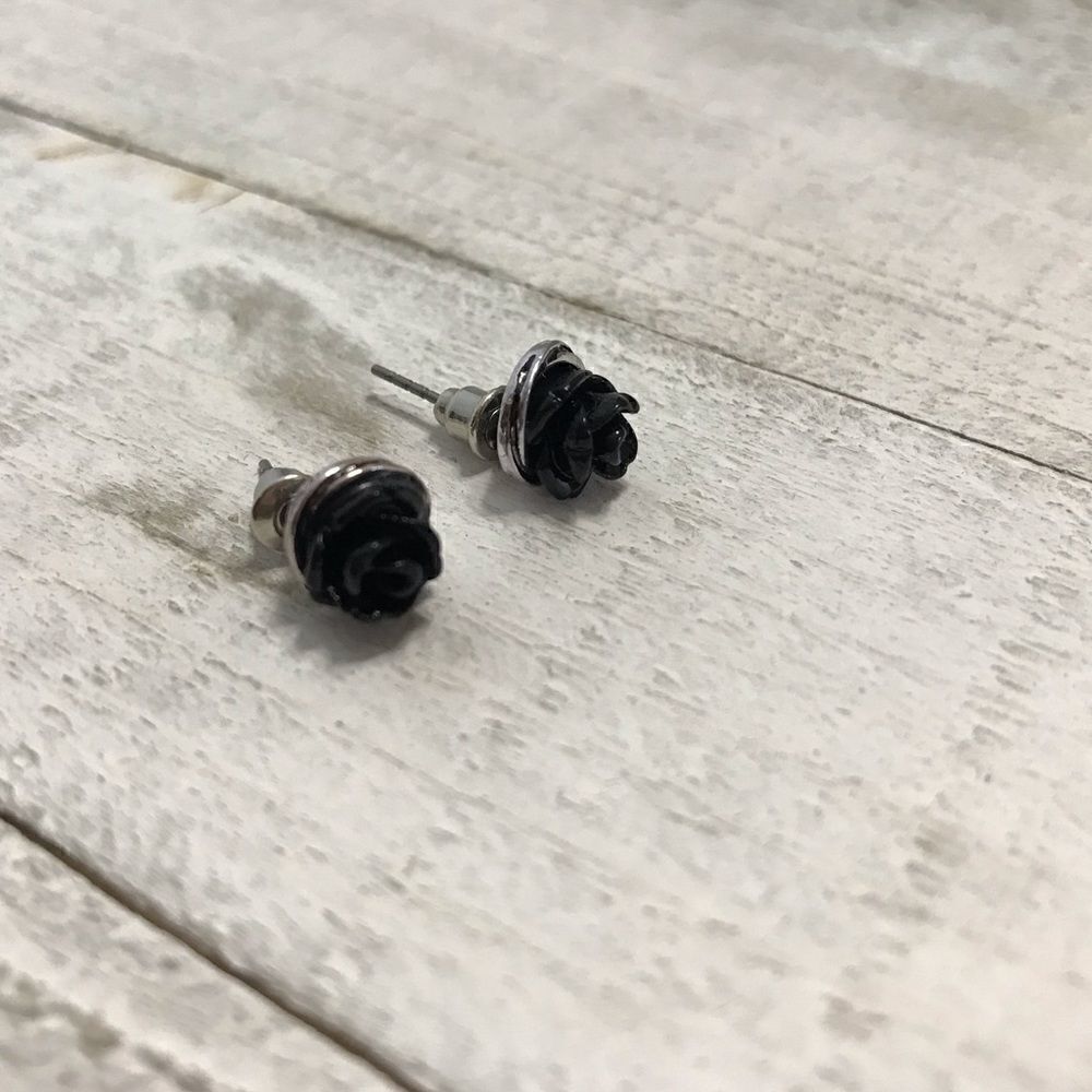 Rose earring studs - Picture 2 of 2